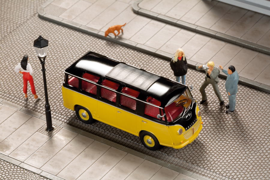 Goliath Express 1100 Luxusbus gelb/schwarz Dach geschlossen