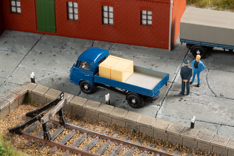 Goliath Express 1100 Pritschenwagen blau mit Ladegut Kisten