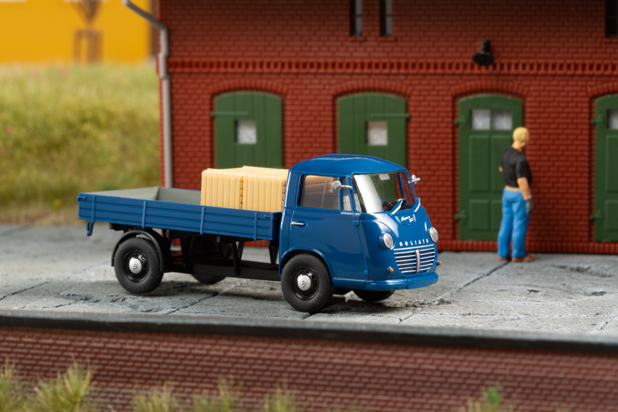 Goliath Express 1100 Pritschenwagen blau mit Ladegut Kisten