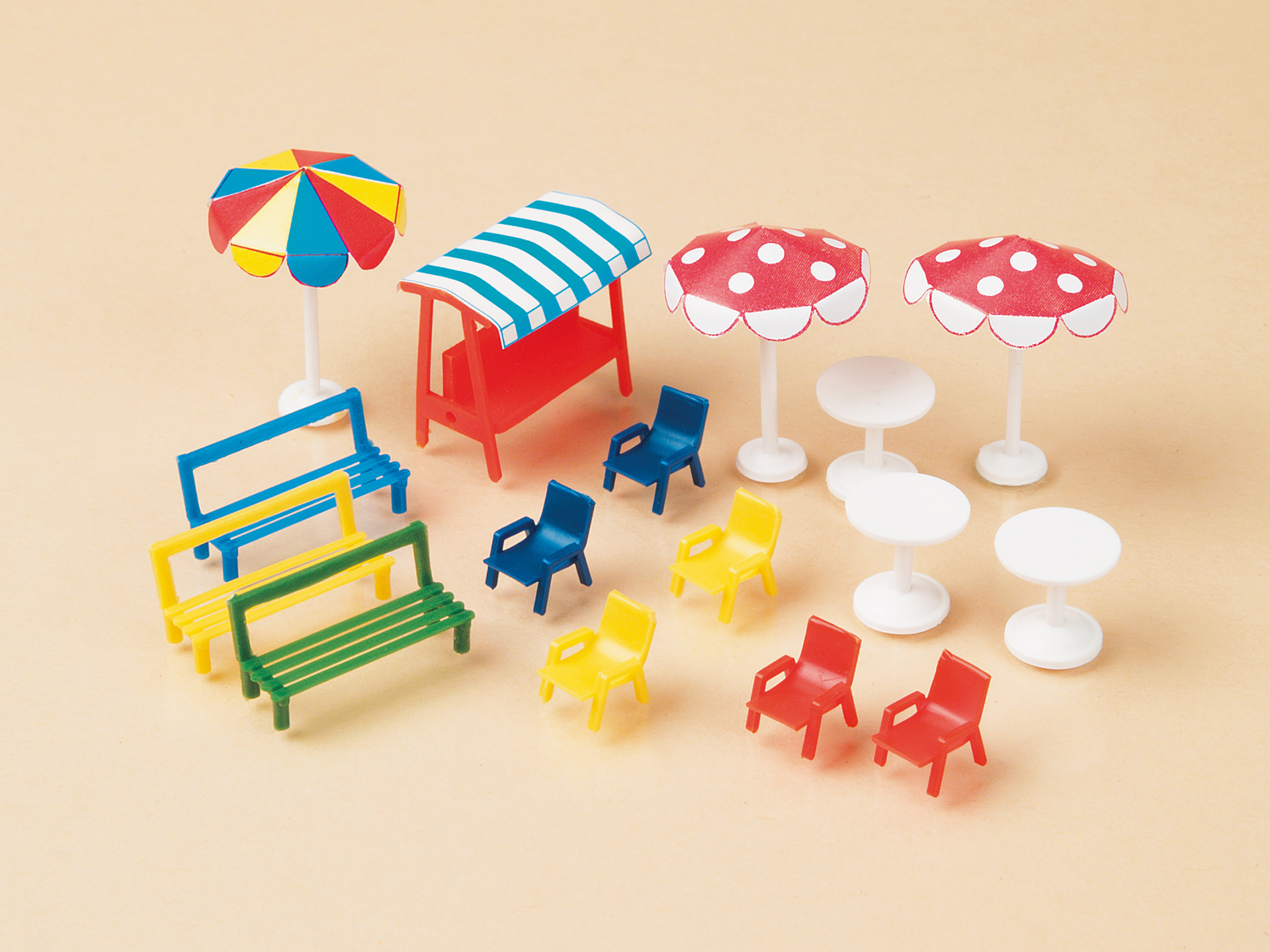 Bänke, Stühle, Tische, Sonnenschirme