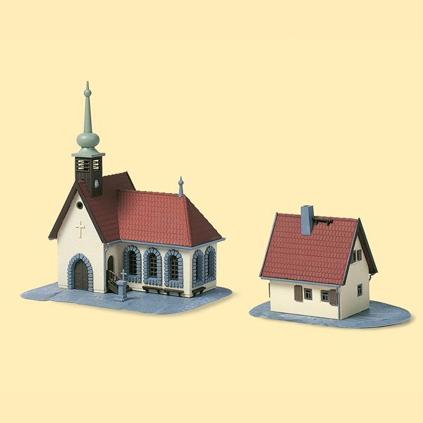 Dorfkirche mit Pfarrhaus